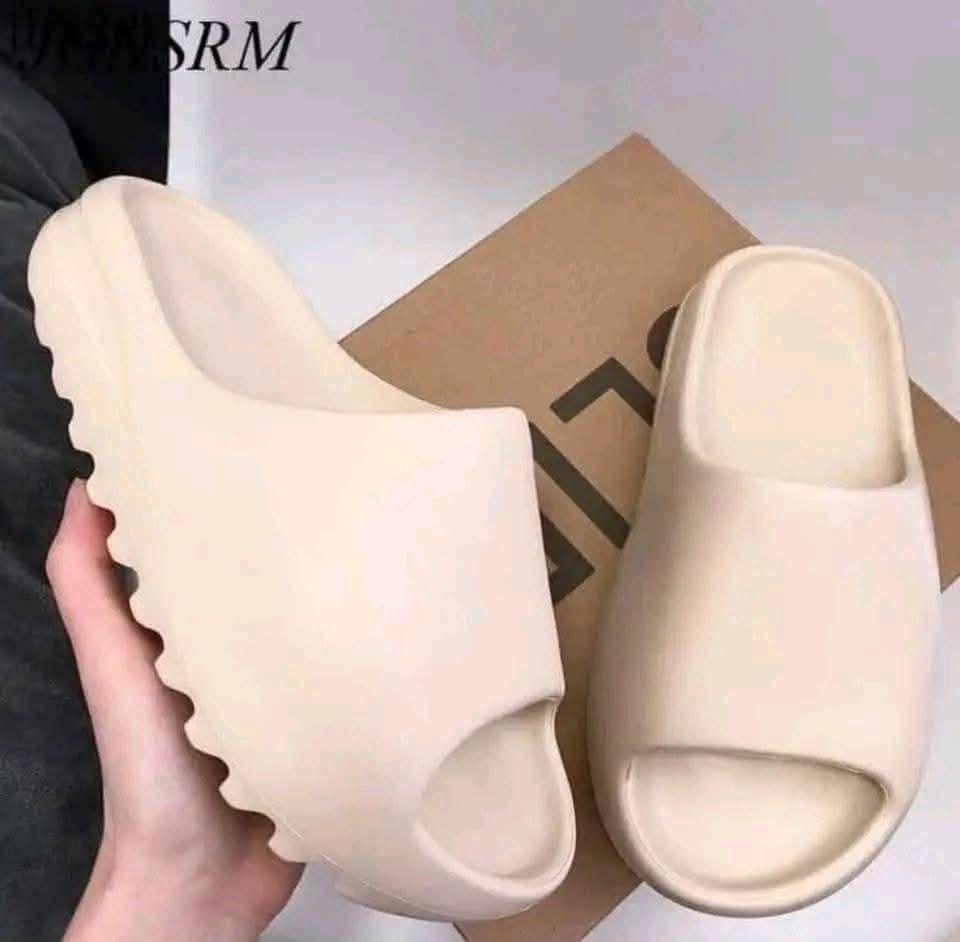 Yeezy Slides Pallet (600 pieces per pallet) - Image 2