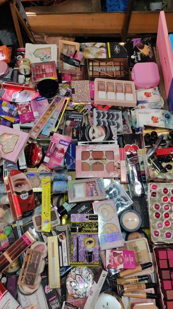 Mixed makeup pallets (700-800 pieces). - Image 3